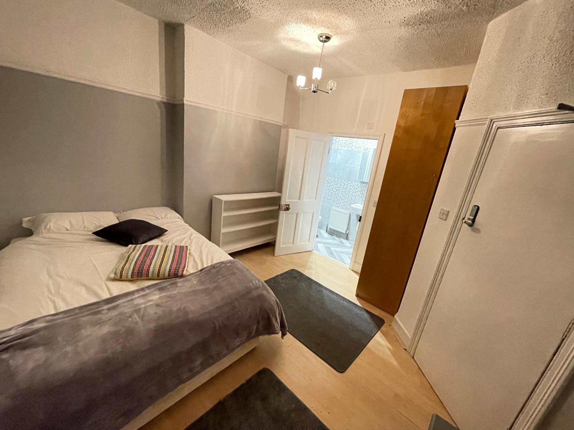 Room With Private Bathroom And Shared Kitchen London Exterior photo