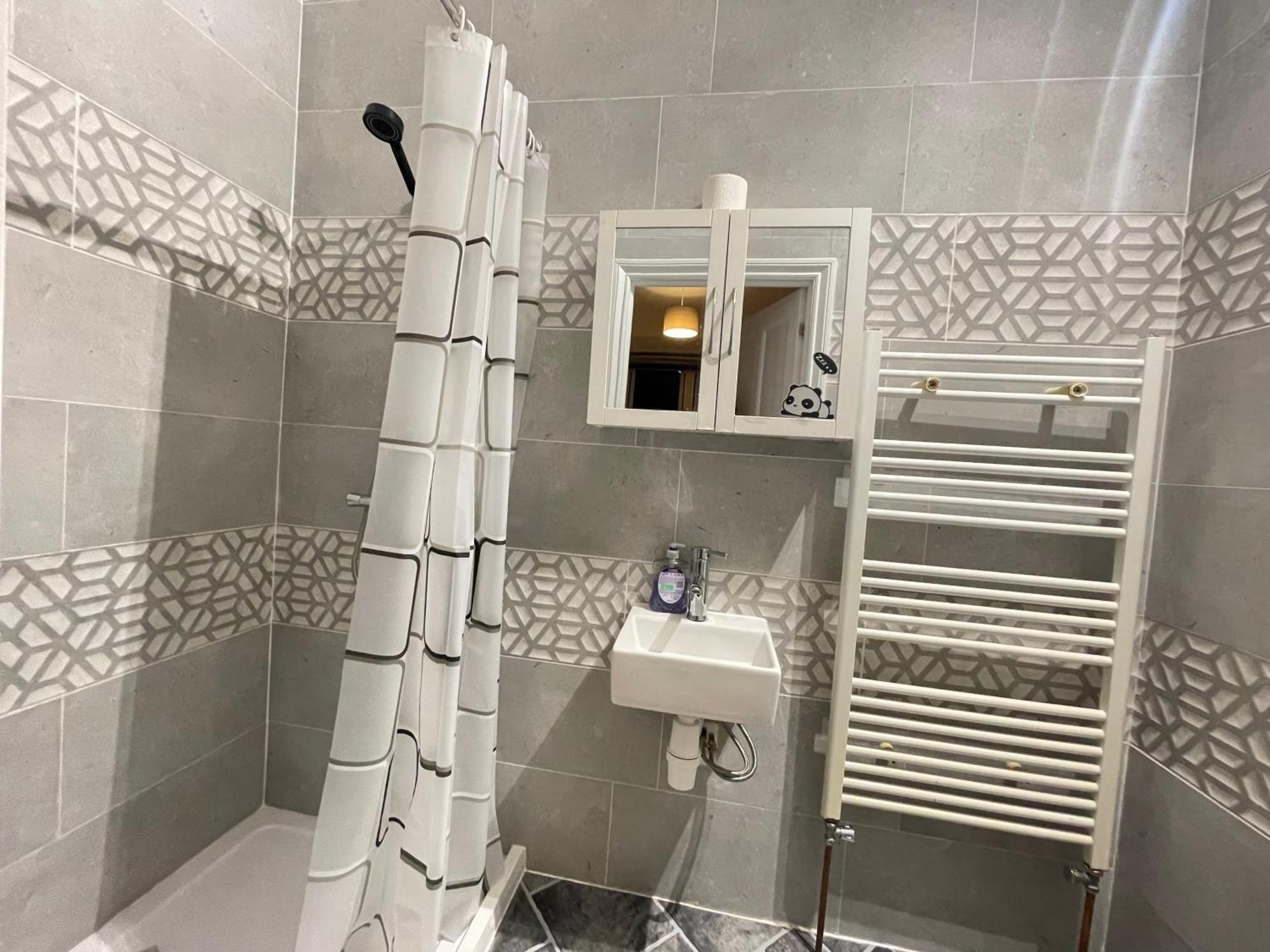 Room With Private Bathroom And Shared Kitchen London Exterior photo