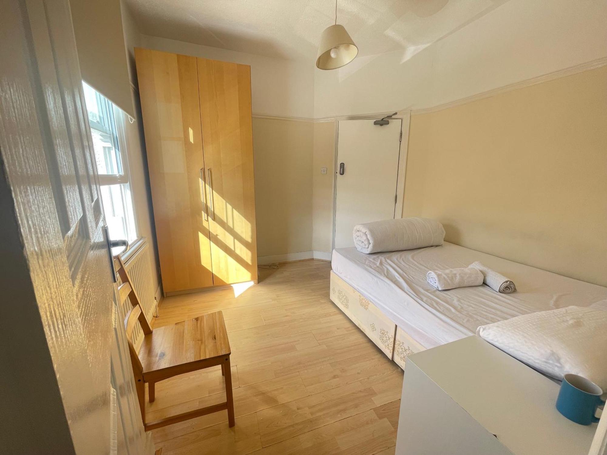 Room With Private Bathroom And Shared Kitchen London Exterior photo