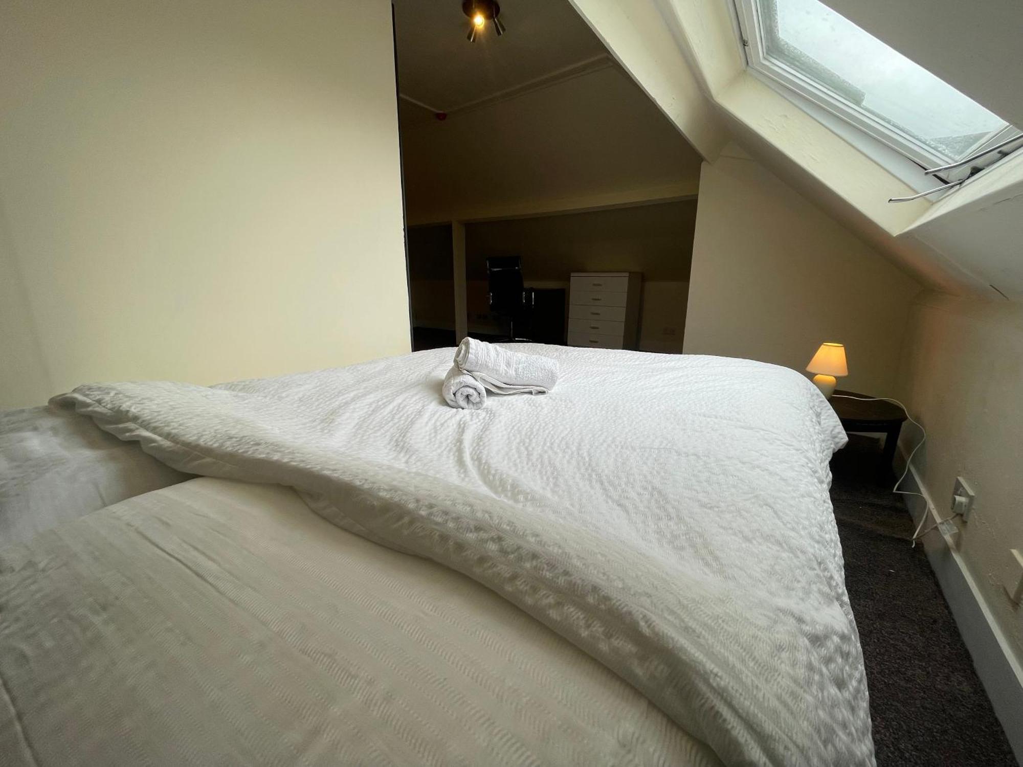 Room With Private Bathroom And Shared Kitchen London Exterior photo