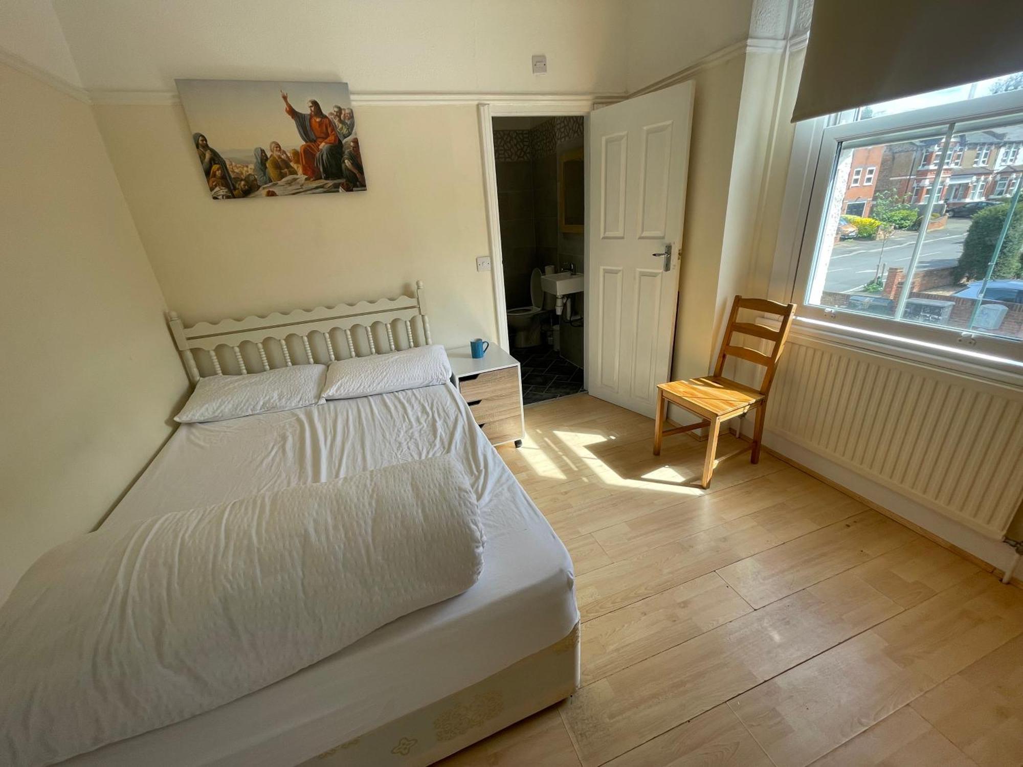 Room With Private Bathroom And Shared Kitchen London Exterior photo