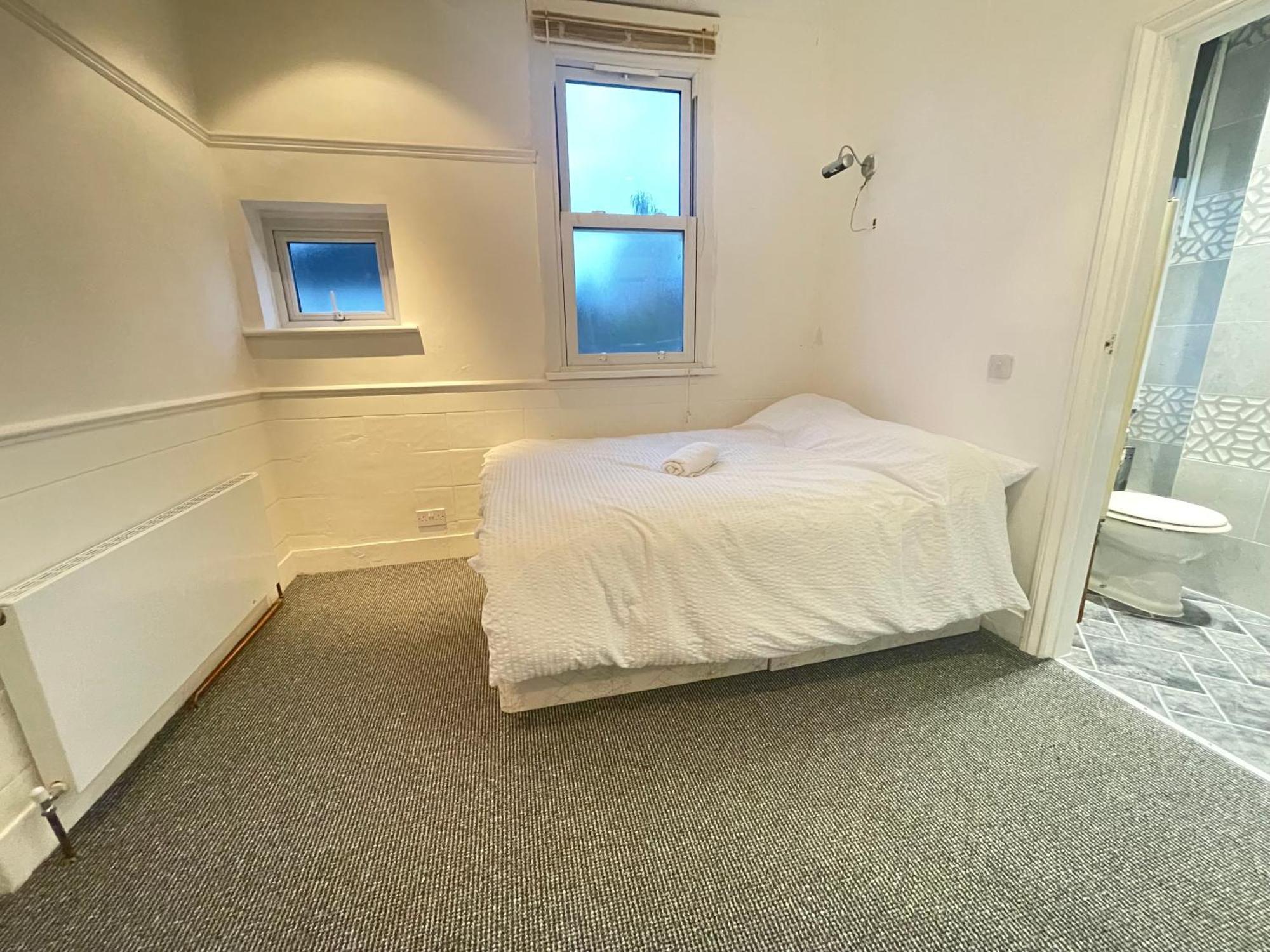 Room With Private Bathroom And Shared Kitchen London Exterior photo