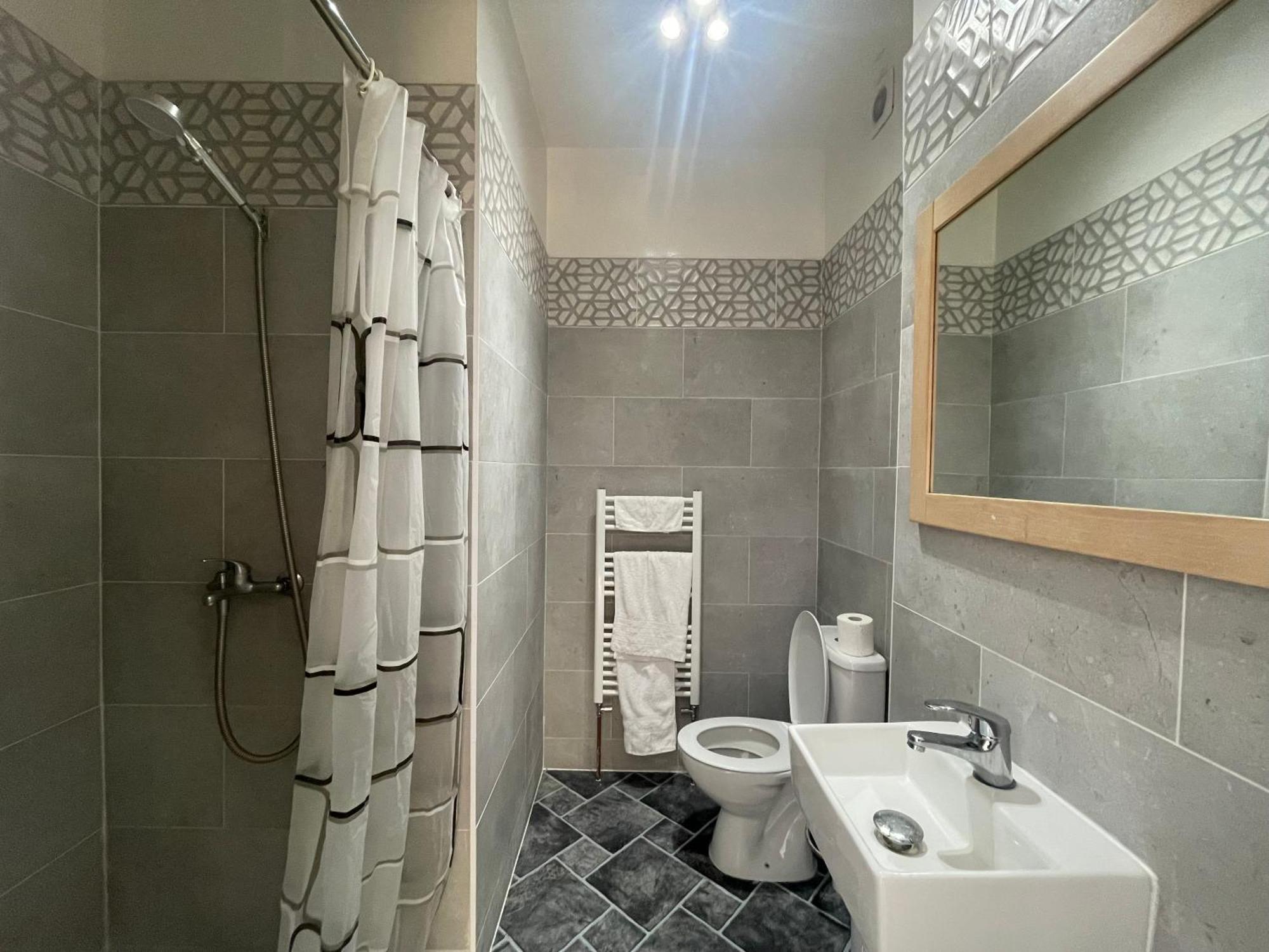 Room With Private Bathroom And Shared Kitchen London Exterior photo