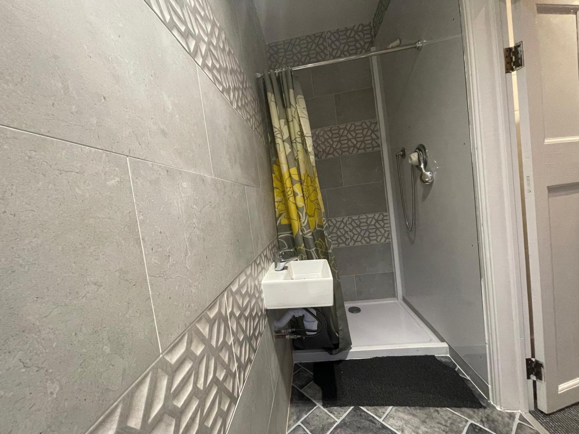 Room With Private Bathroom And Shared Kitchen London Exterior photo