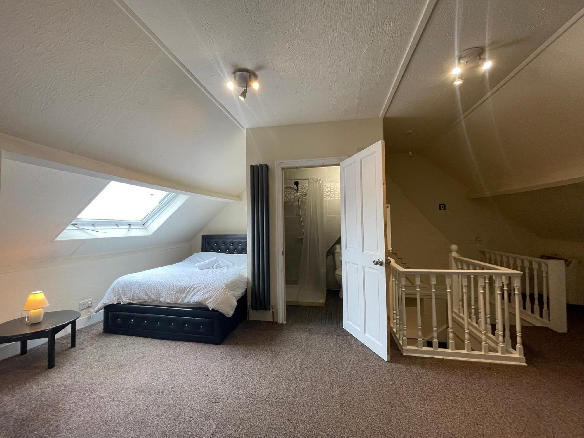 Room With Private Bathroom And Shared Kitchen London Exterior photo