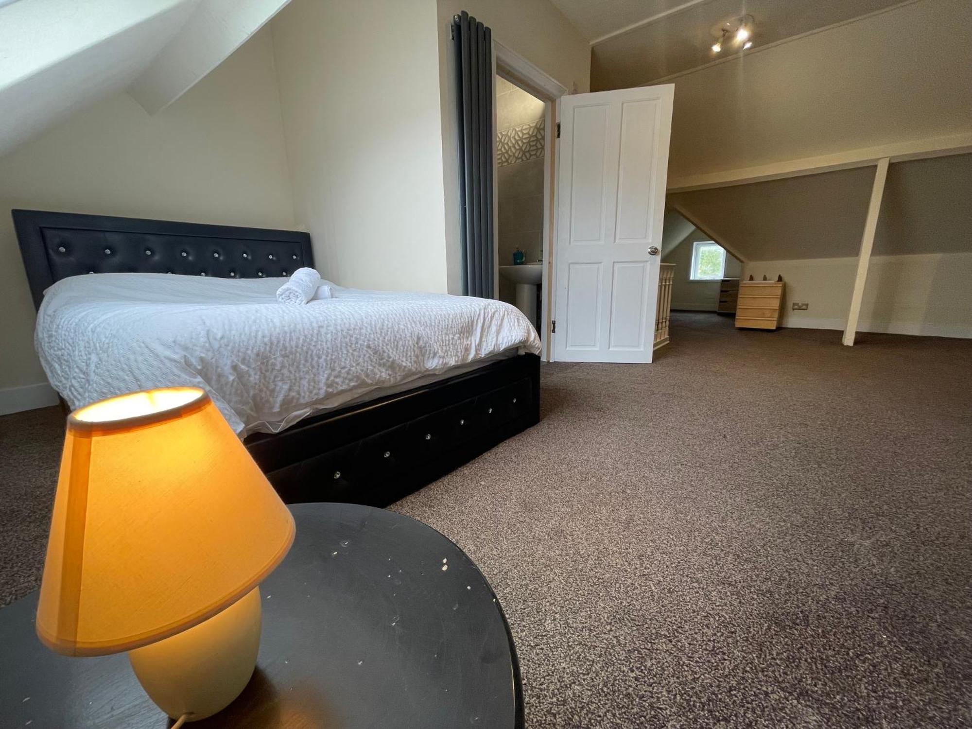 Room With Private Bathroom And Shared Kitchen London Exterior photo