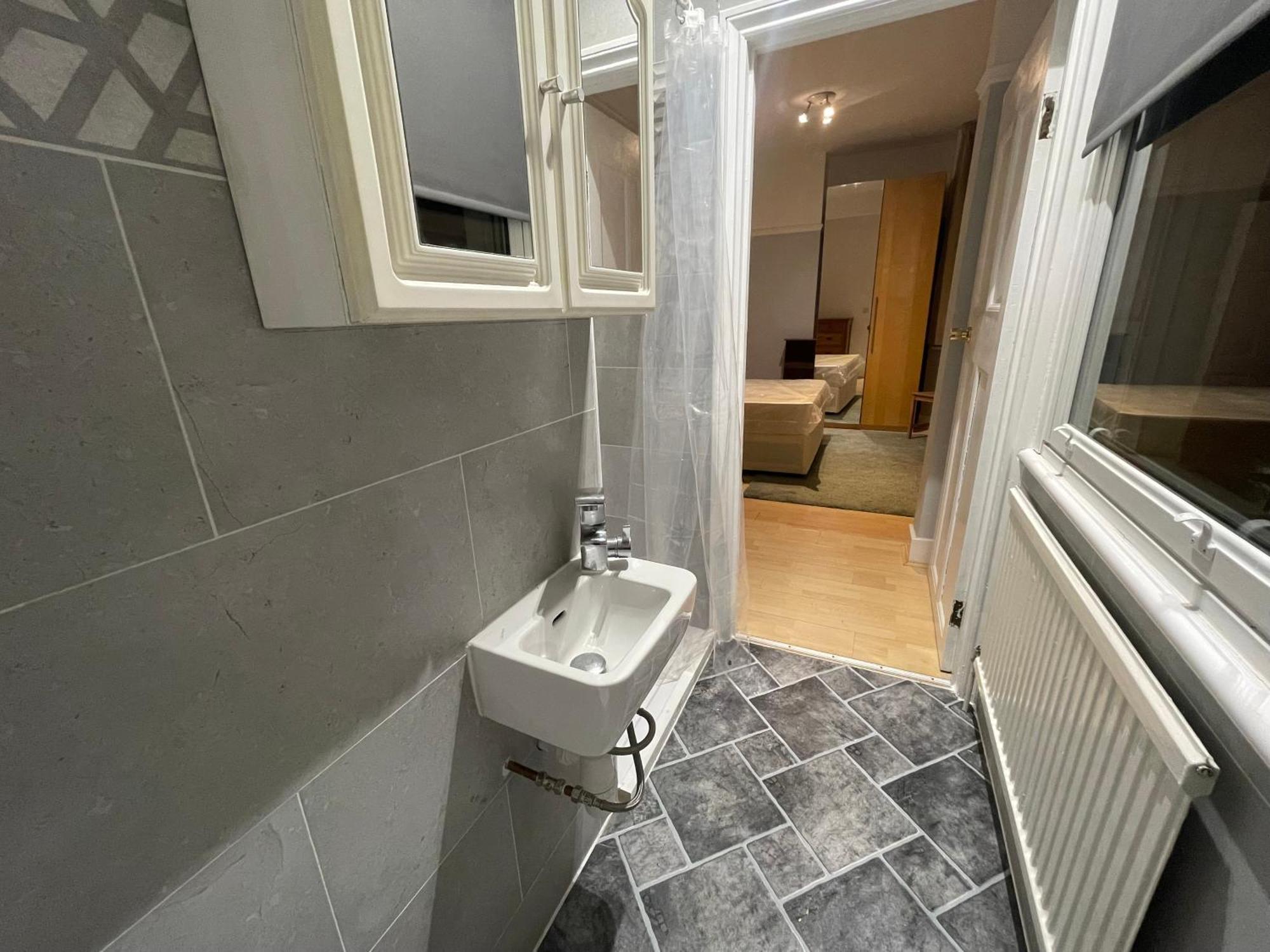 Room With Private Bathroom And Shared Kitchen London Exterior photo