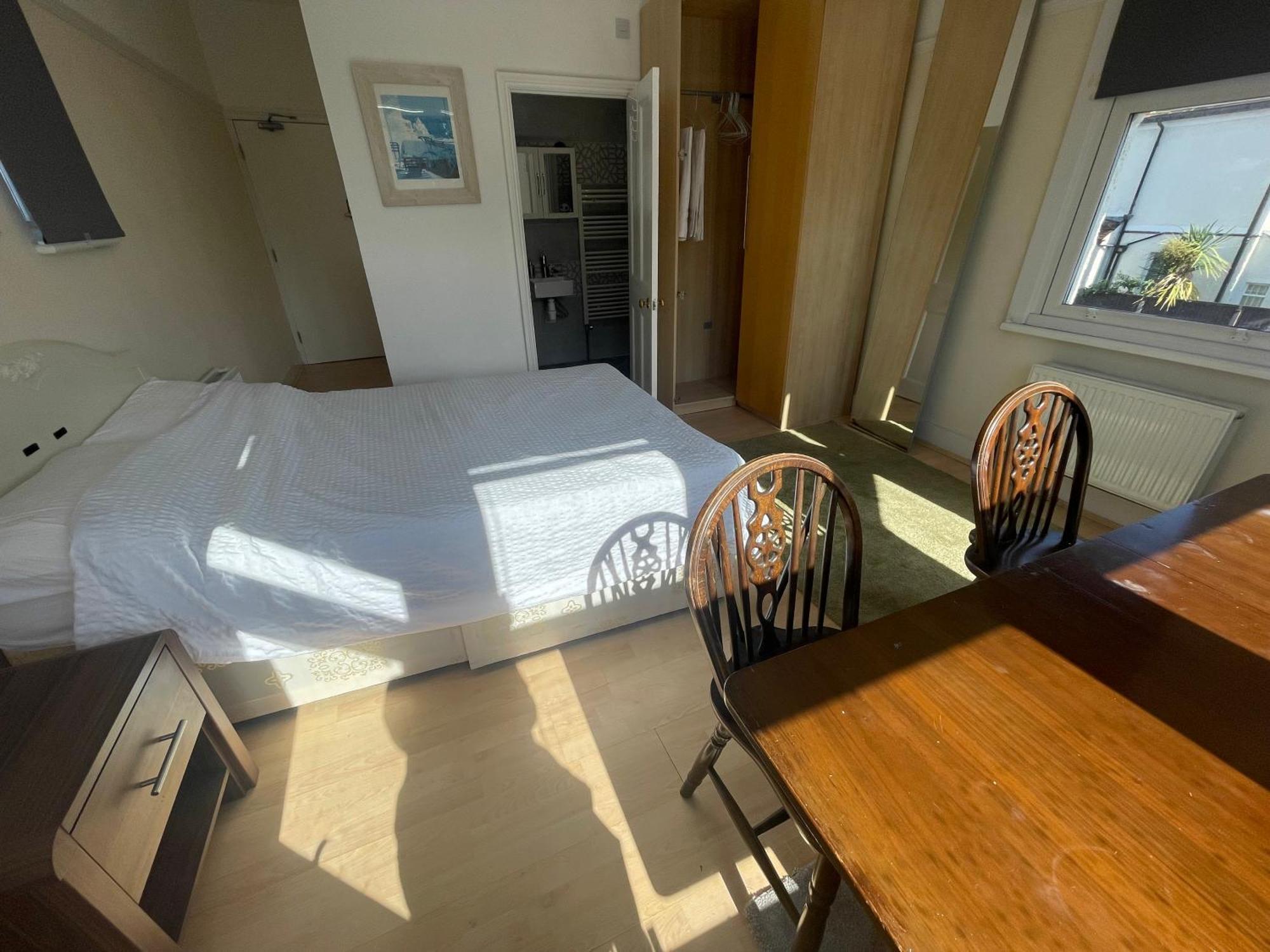 Room With Private Bathroom And Shared Kitchen London Exterior photo