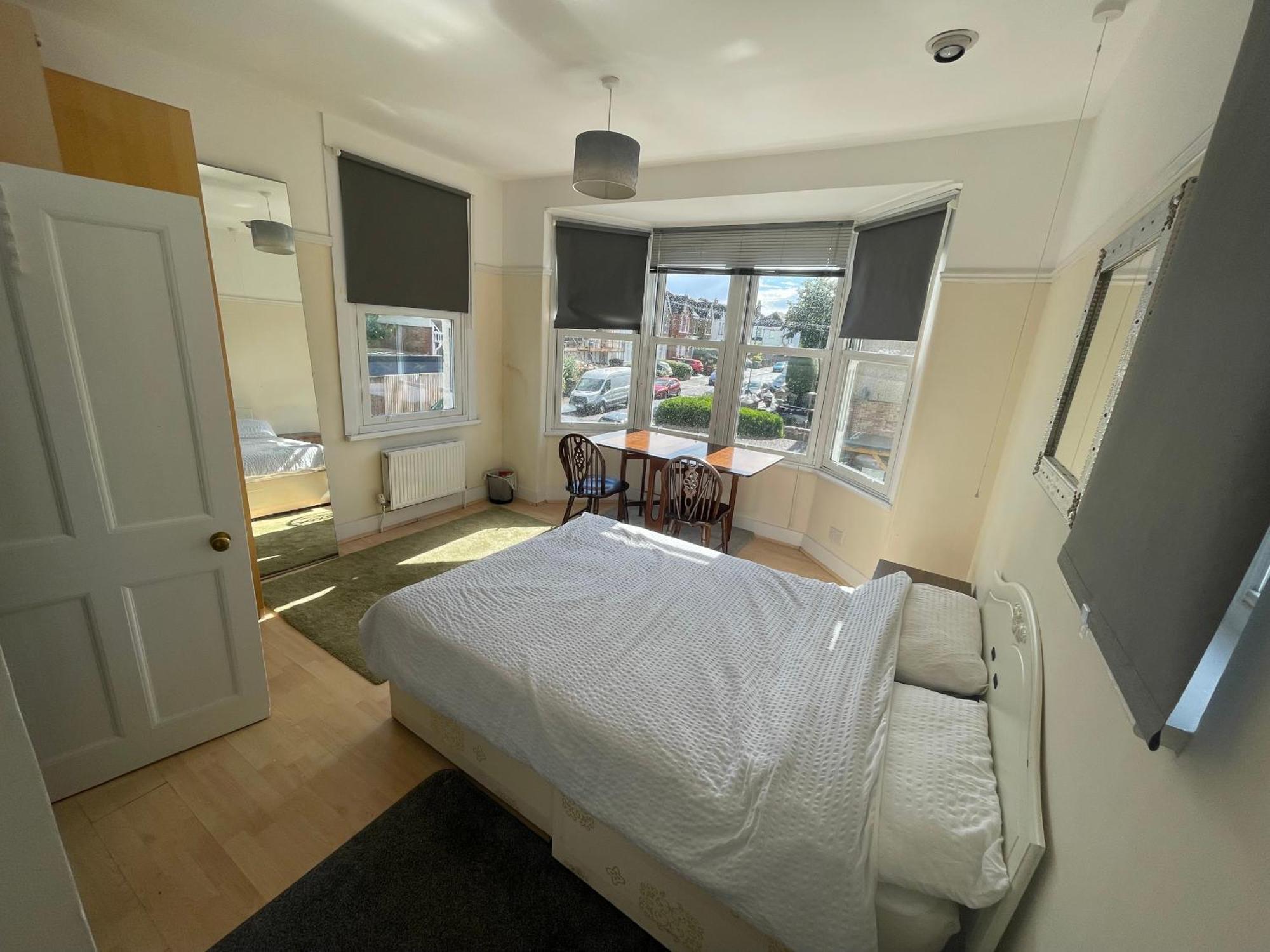 Room With Private Bathroom And Shared Kitchen London Exterior photo