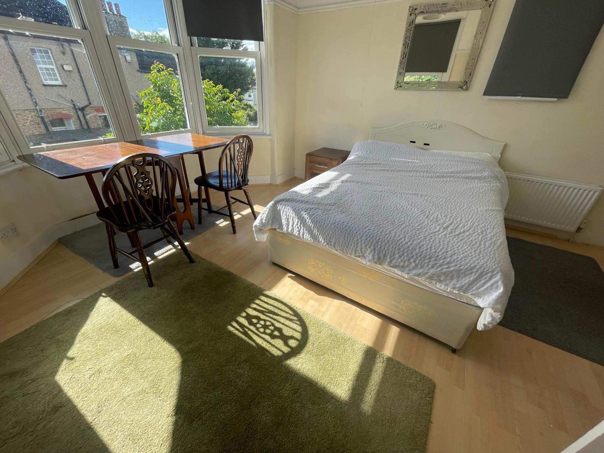 Room With Private Bathroom And Shared Kitchen London Exterior photo